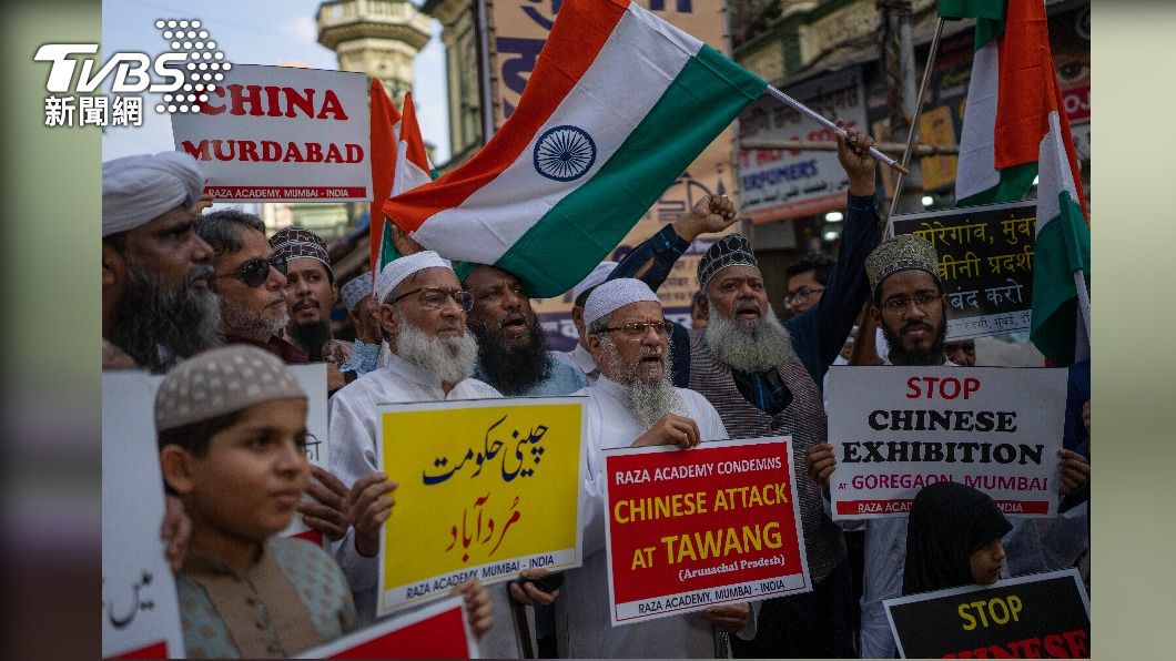 印度人舉牌抗議中國。(圖/達志影像美聯社)