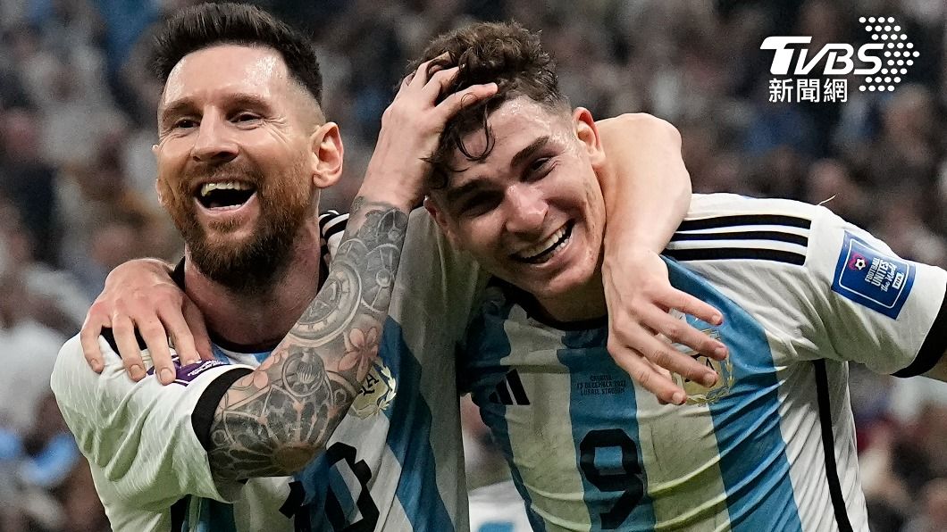 阿根廷王牌球星梅西（Lionel Messi）今（14）日全場1進球1助攻，22歲年輕新星阿瓦雷茲（Julián Álvarez）也有「梅開二度」好表現。（圖／達志影像美聯社）