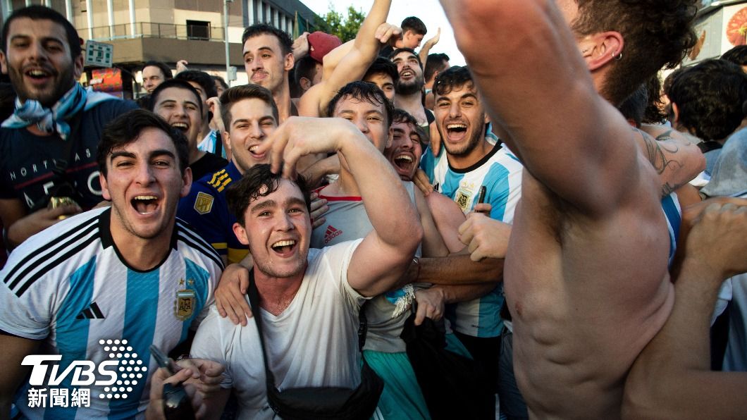 阿根廷首都布宜諾斯艾利斯陷入勝利瘋狂的球迷。（圖/達志影像美聯社）