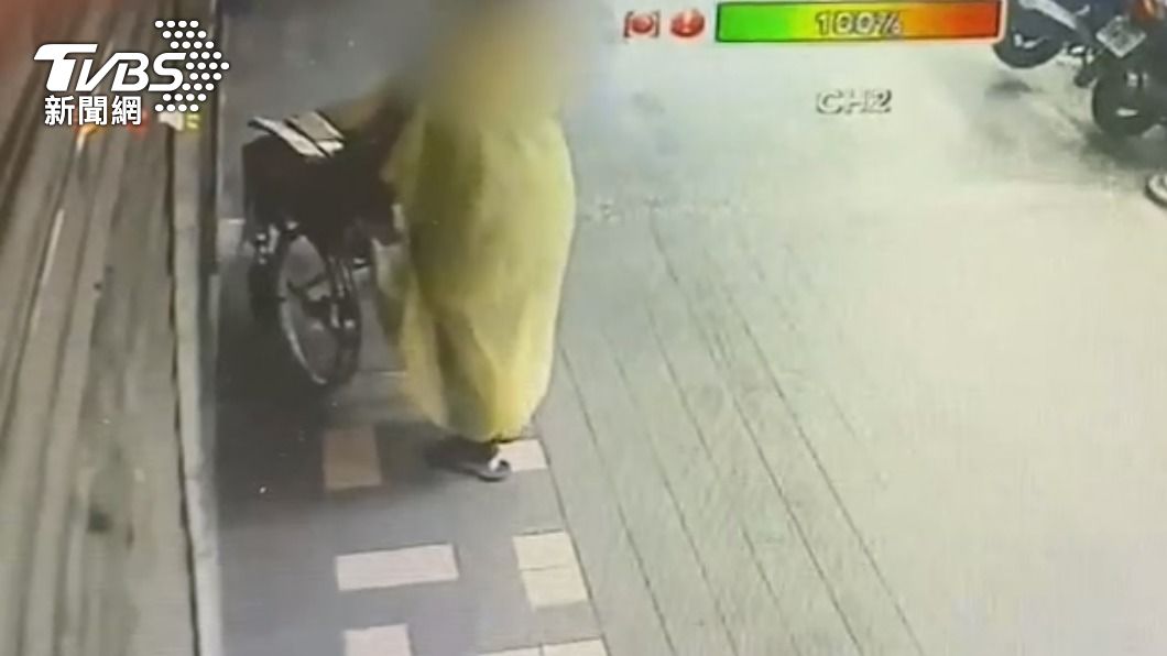 輪椅婦人涉嫌拿走信箱2千元現金。（圖／TVBS）