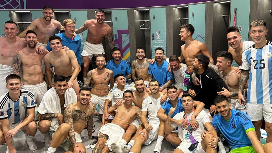 梅西賽後PO出阿根廷隊員們裸上身照，露出大片腹肌、胸肌。（圖／翻攝自梅西臉書）
