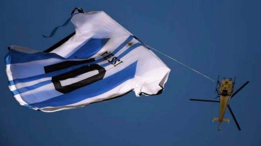 阿根廷空軍今（14）日出動直升機吊掛一件巨大的梅西10號球衣。（圖／翻攝自 臉書@Juan Pio Drovetta ）