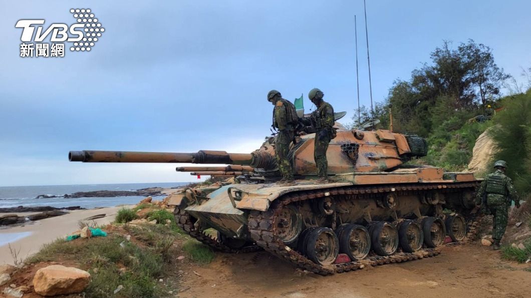 圖為金門灘岸待命實彈射擊的M60A3主力戰車