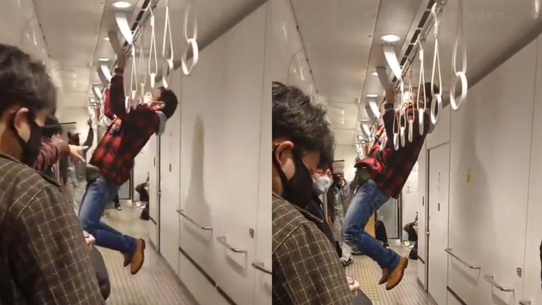 日本長崎縣議員北村貴壽在電車裡霸佔上方扶手，做起了引體向上的運動。（圖／翻攝自推特）