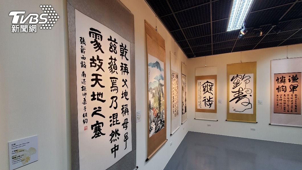 在教廷舉辦書畫展「友善台灣／眾位弟兄」搬回輔仁大學藝術學院展出。（圖／中央社）