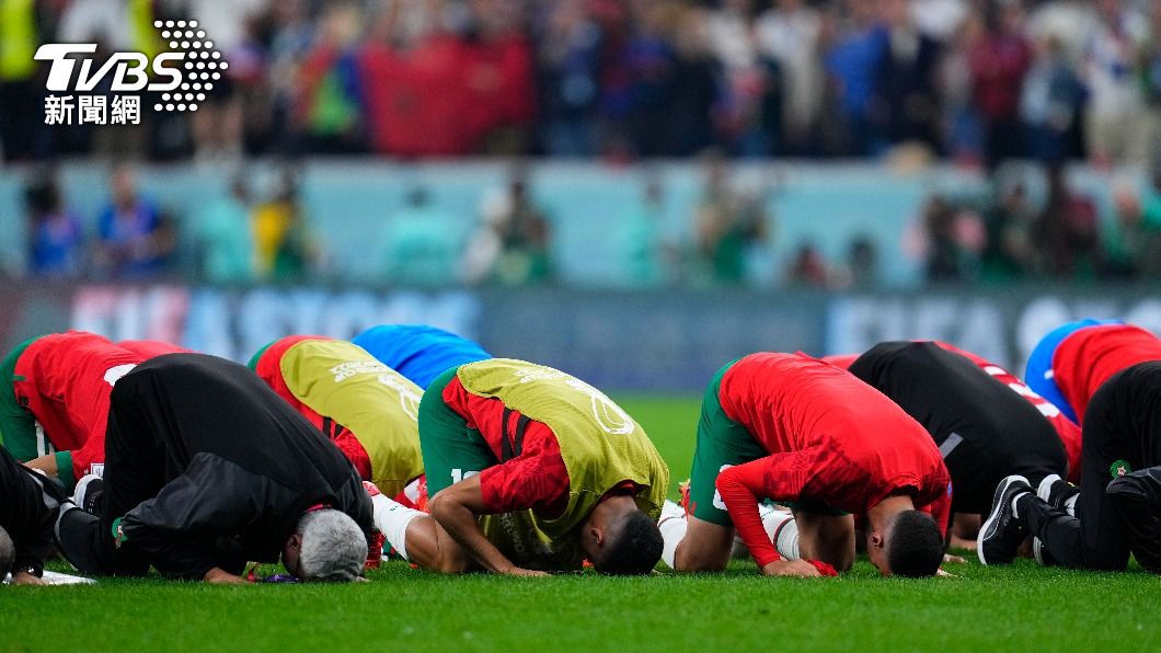 敗給法國後，摩洛哥球員及教練團集體下跪向神致謝。（圖／達志影像美聯社）