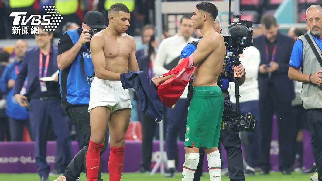 法國明星球員姆巴佩（Kylian Mbappe）與摩洛哥球員兼好友哈基米（Achraf Hakimi）互換球衣，過人情誼暖翻全場。（圖／達志影像路透）