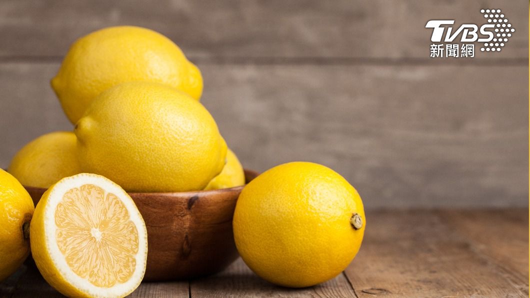 近日中國大陸網上流傳「喝檸檬水可緩解新冠肺炎症狀」的說法，引發民眾搶購檸檬。（示意圖／shutterstock 達志影像）