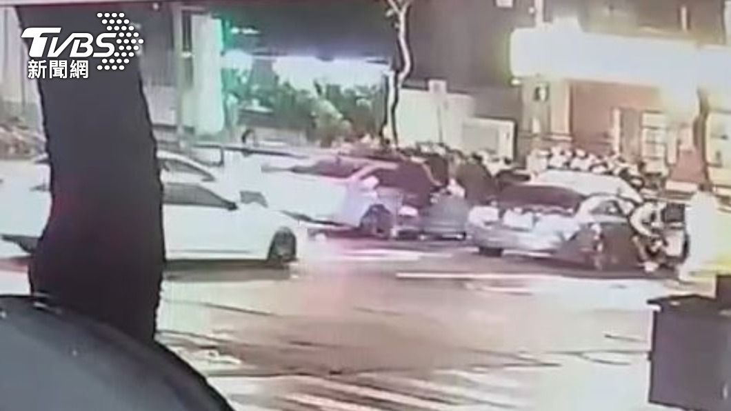 嫌犯共五輛車當街攔車毆打。（圖／TVBS）