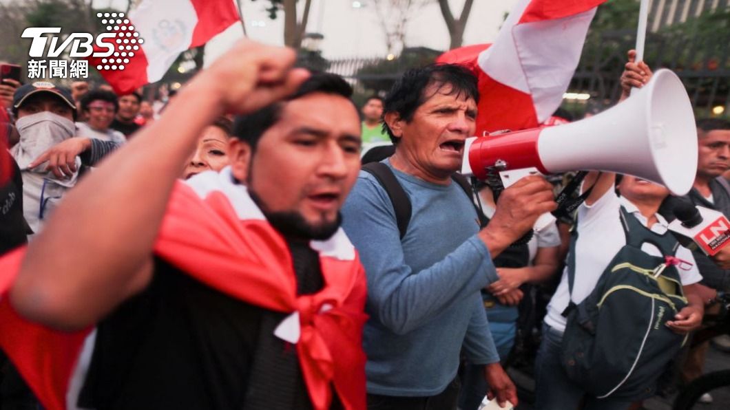 反對祕魯前總統卡斯蒂約遭逮捕的示威行動，已經造成至少七人喪命。（圖／路透社）