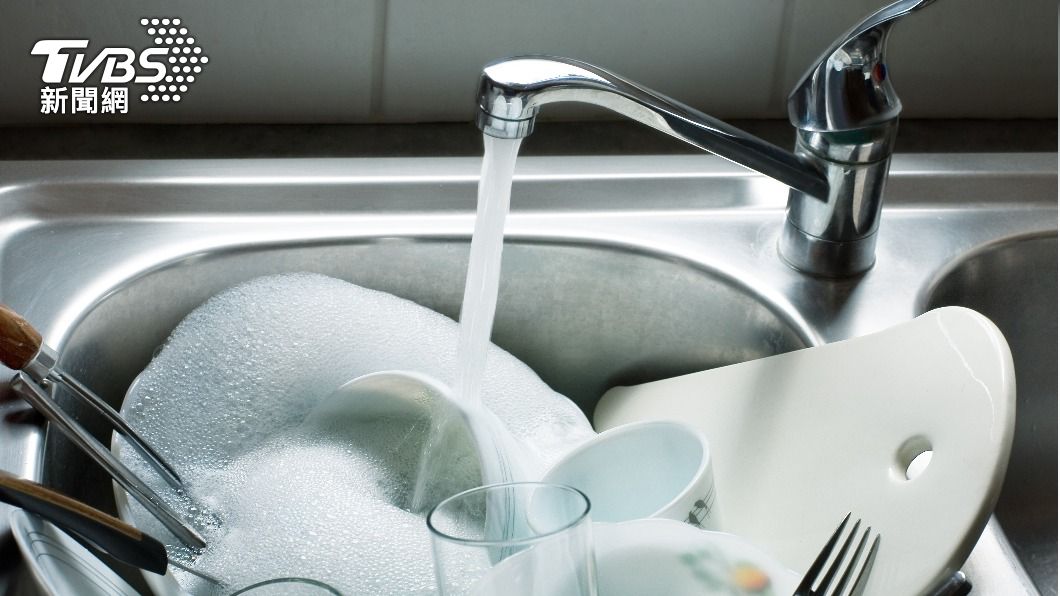 吃完飯的碗盤泡在洗手槽中會產生大量細菌。（示意圖／shutterstock達志影像）