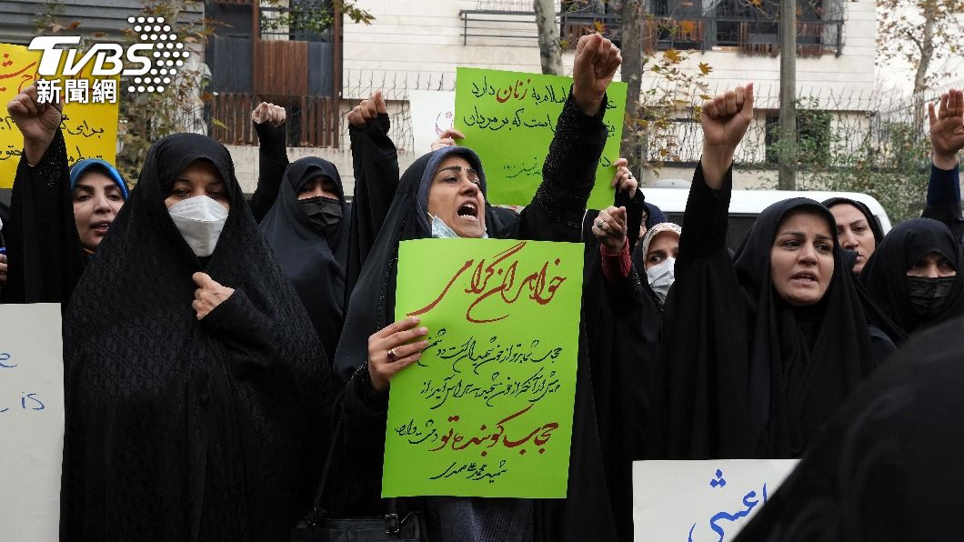 伊朗暴力打壓頭巾運動。（圖／達志影像美聯社）