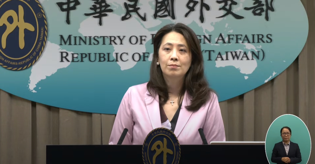外交部發言人歐江安證實申換發護照人潮多，呼籲若非急需暫緩辦理。（畫面翻攝 外交部）