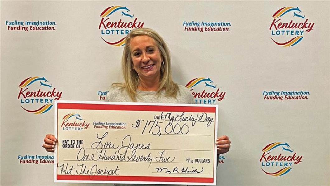 美國一名女子日前參加公司交換禮物活動抽中2張刮刮樂結果刮開中了大獎。（圖／翻攝自推特Kentucky Lottery @kylottery）