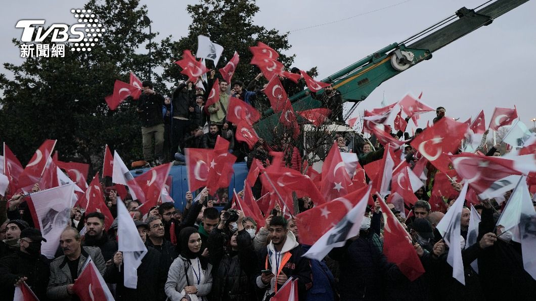 伊斯坦堡市長被定罪，土耳其民眾上街聲援。（圖／達志影像美聯社）