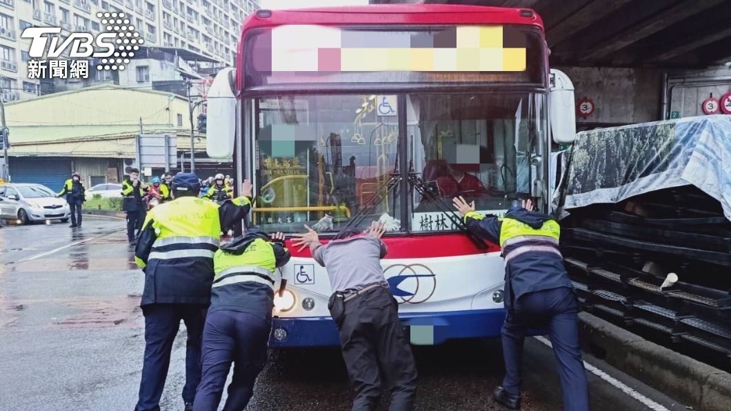 13名員警協助推公車。（圖／TVBS）