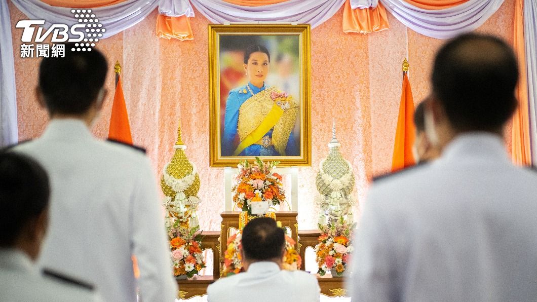 泰國官員為帕差拉吉帝雅帕祈福。（圖／達志影像路透社）
