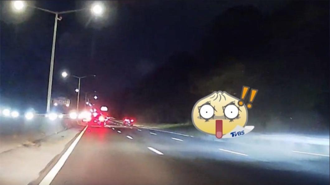 BMW在高速公路上飆速波及無辜車輛。（圖/ 翻攝自Reddit）