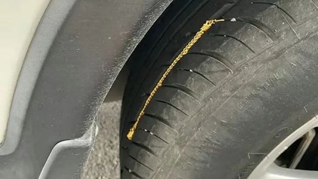 有網友分享自家愛車輪胎卡了一條金鍊子。（圖／翻攝自爆廢公社）
