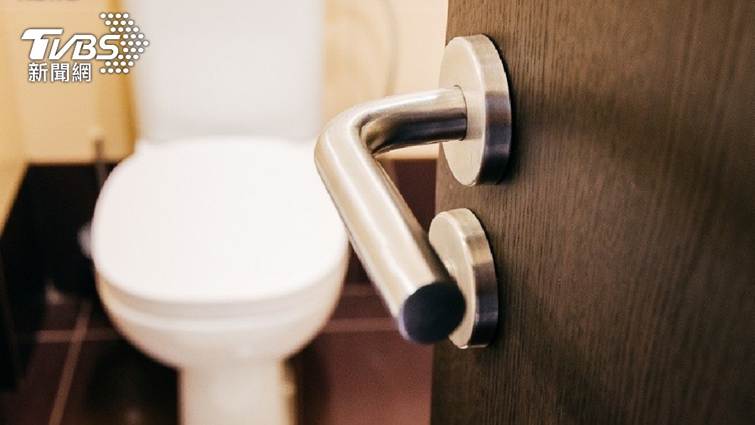 一名媳婦發文抱怨每次婆婆上廁所都不關門。（示意圖／shutterstock達志影像）
