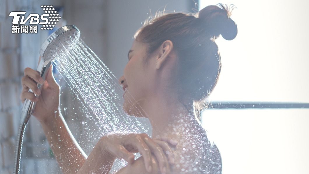 1名女網友發文稱，自己洗澡得花30至40分鐘，結果引發房東不滿。（示意圖／shutterstock達志影像）