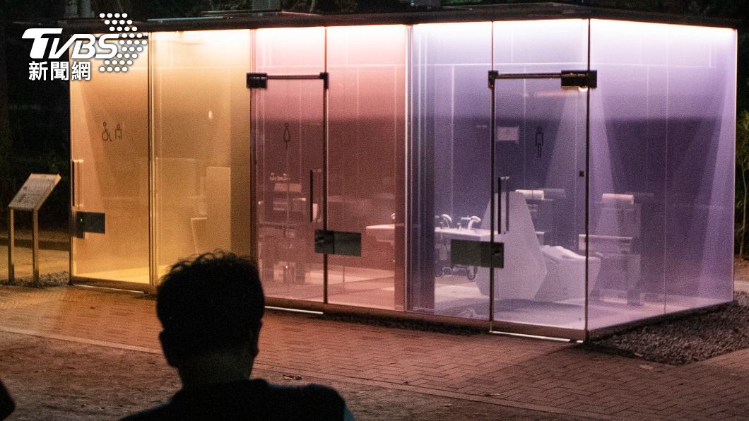 日本東京街頭的透明公廁驚傳故障。（圖／達志影像美聯社）
