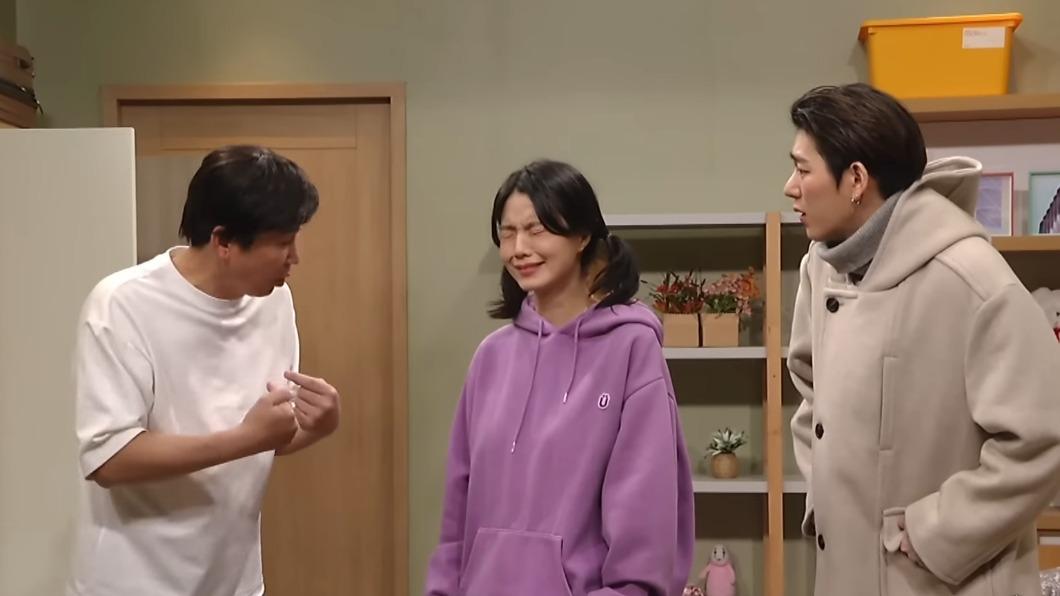 南韓19禁綜藝《SNL Korea》用到「床墊哏」。（圖／翻攝自Coupang Play YouTube）