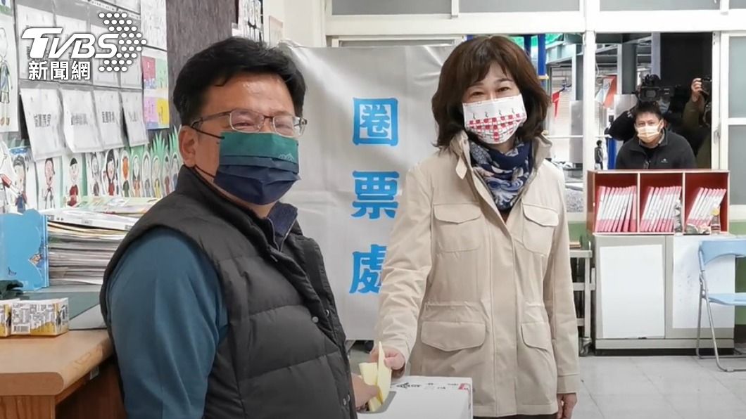 民進黨嘉義市長候選人李俊俋與妻子一同前往投票所投票。（圖／TVBS）