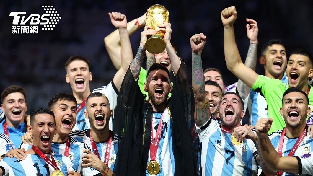 阿根廷睽違36年再度獲得世界盃冠軍，全員開心慶祝。（圖／達志影像路透）