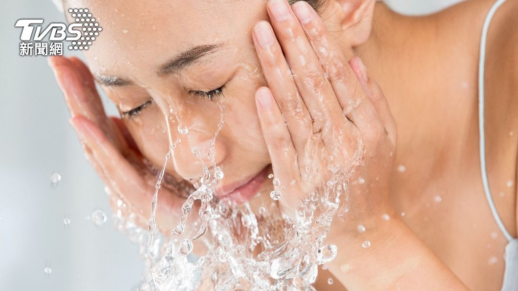 洗臉是臉部保養最重要的步驟之一。（示意圖／shutterstock達志影像）