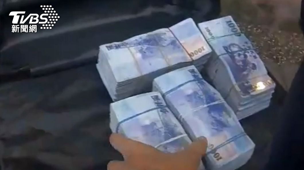警方搜出超多鈔票。（圖／TVBS）