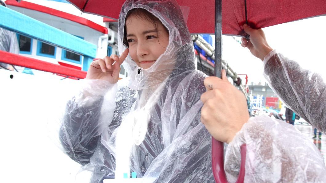 王樂妍在雨戲連劇本都淋濕了。（圖／台視提供）