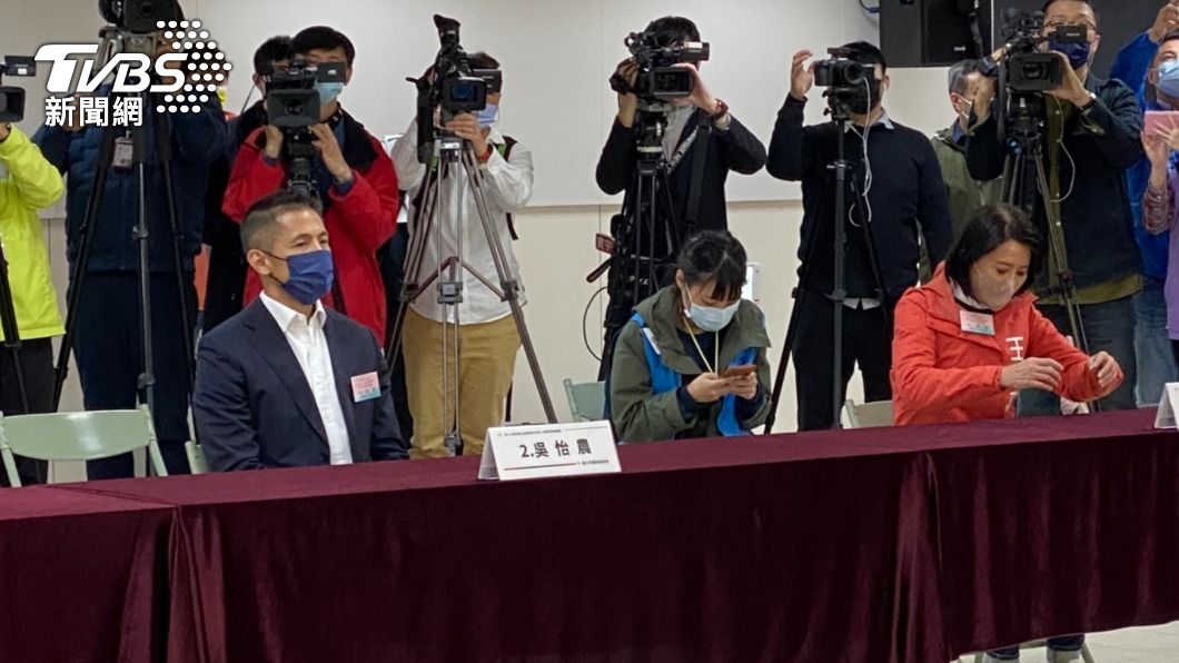台北市立委補選候選人抽籤，吳怡農與王鴻薇均親自到場。（圖／方炳超攝）