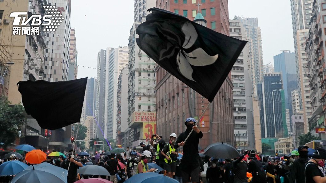反送中示威者常在示威時舉起黑旗。（圖／達志影像美聯社）