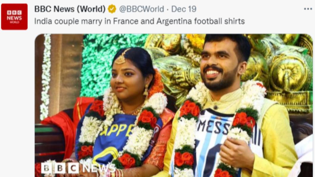 印度情侶穿球衣完婚。（圖／翻攝自推特）