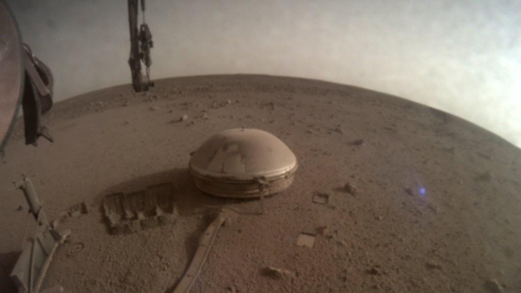 著陸探測器「洞察號」（InSight）傳回一張火星照做出「告別」。（圖／翻攝自 推特@NASAInSight）