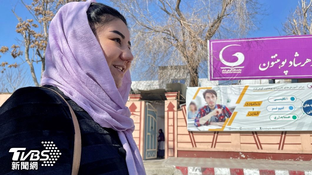 僅一年時間，阿富汗女性從受限到多階段被禁止受教育。（圖／達志影像路透社）
