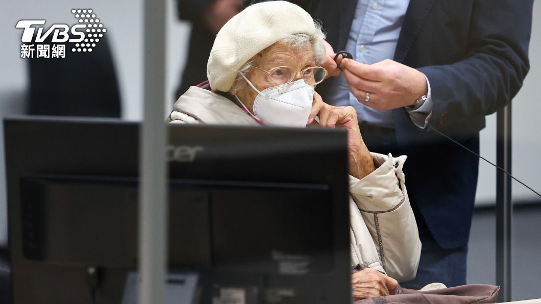 97歲的德國婦人傅希納20日坐輪椅出庭。（圖／達志影像美聯社）