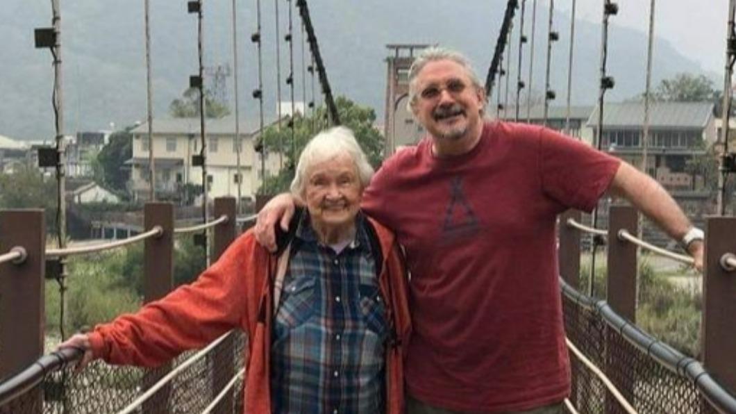 馬修連恩（右）因疫情長達3年未能來台演出，這段時間他陪伴高齡91歲的媽媽走完人生最後一程。（圖／獨一無二娛樂文化提供）