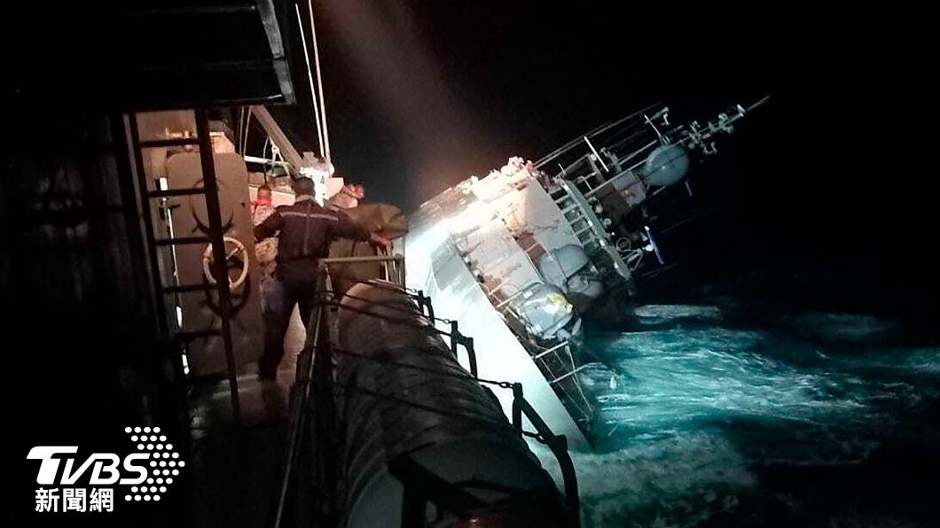 服役30多年、泰國護衛艦「素可泰號」遭遇引擎故障和巨浪翻覆。（圖／達志影像美聯社）
