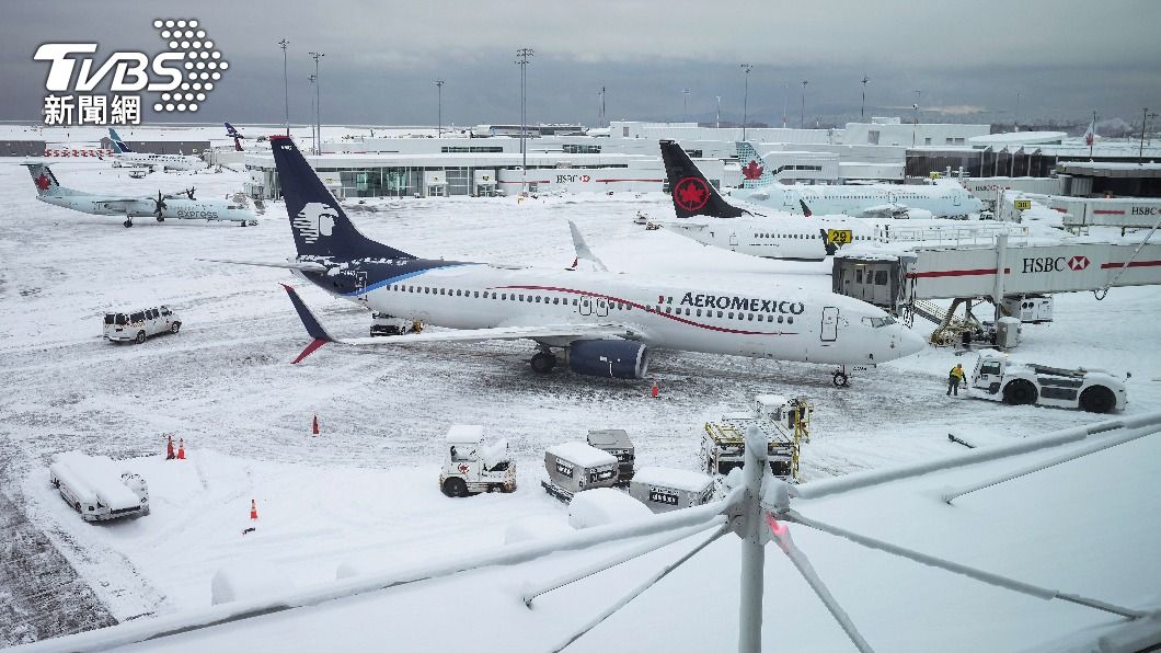 溫哥華機場受大雪影響，暫停國際航班進入。（圖／達志影像美聯社）