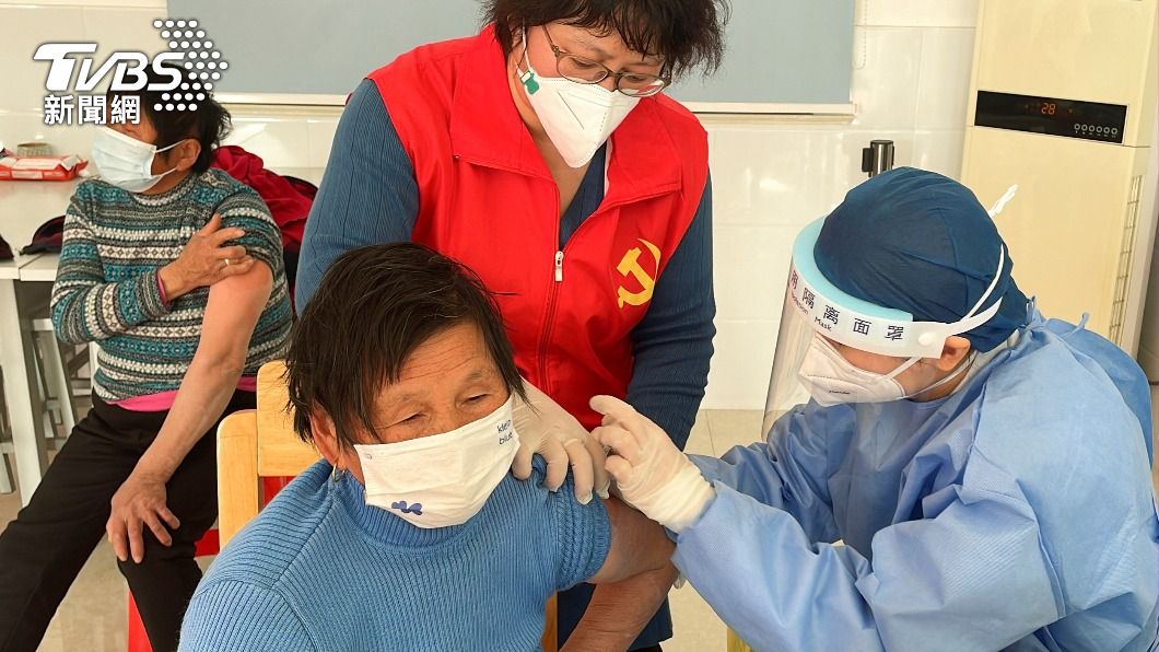 防疫鬆綁北京壓力大，中國急調外地醫護支援。（圖／達志影像路透社）