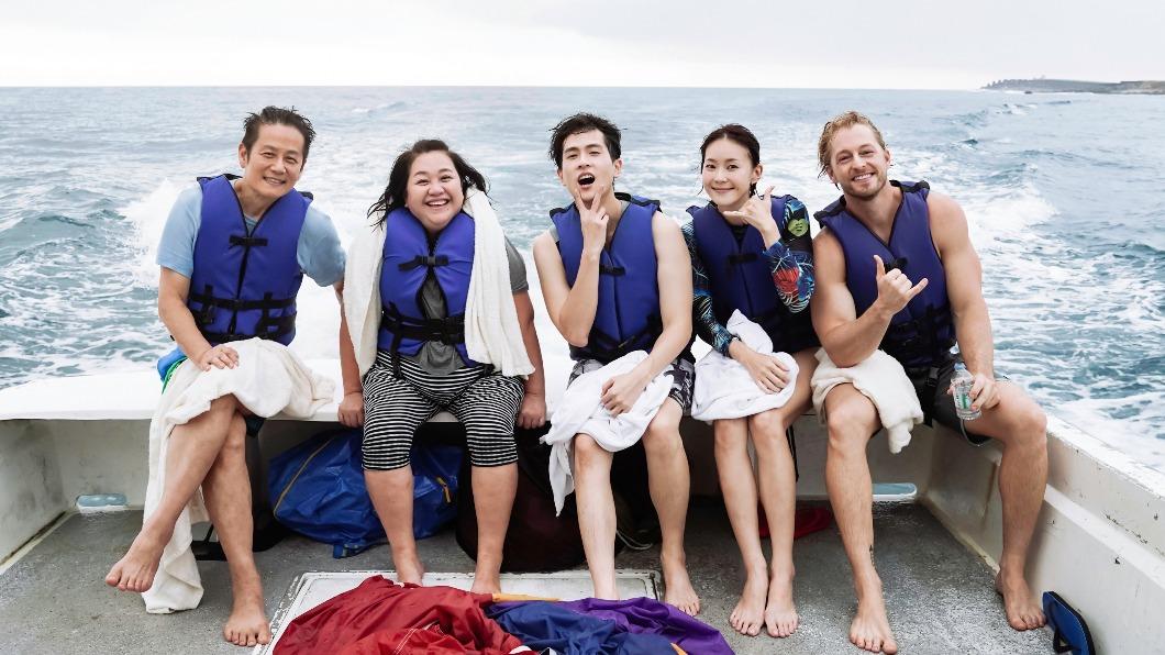 徐乃麟（左起）、鍾欣凌、石知田、鍾瑶、法比歐出海遊玩。（圖／MyVideo提供）