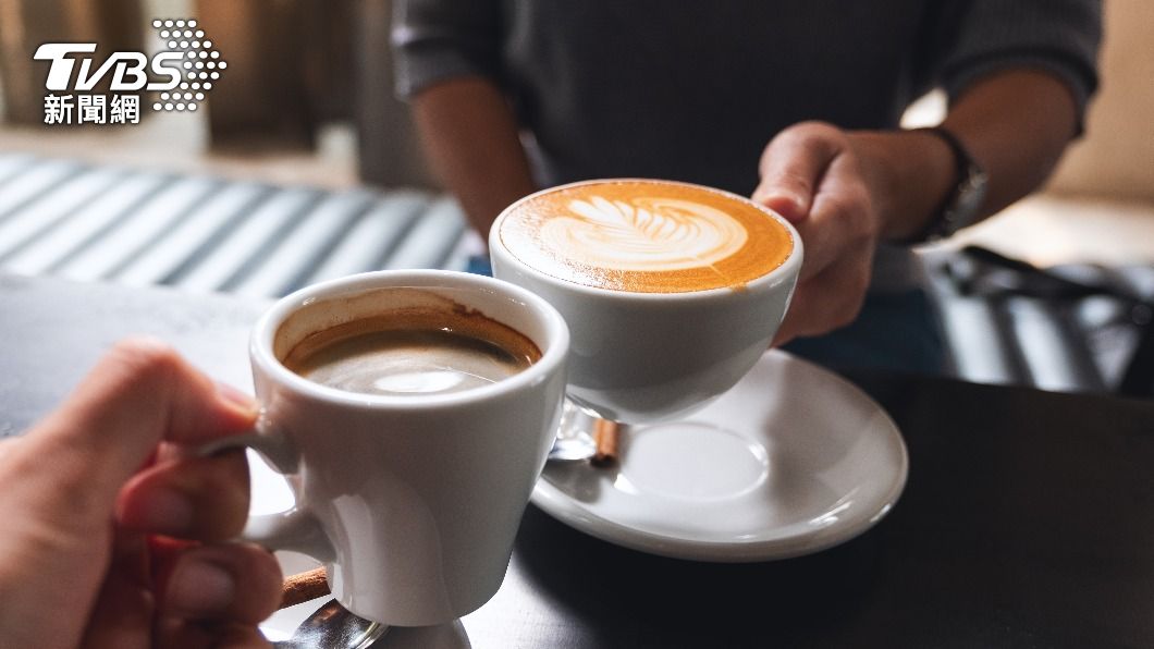 許多人喜歡在早上來杯咖啡提神。（示意圖／shutterstock達志影像）
