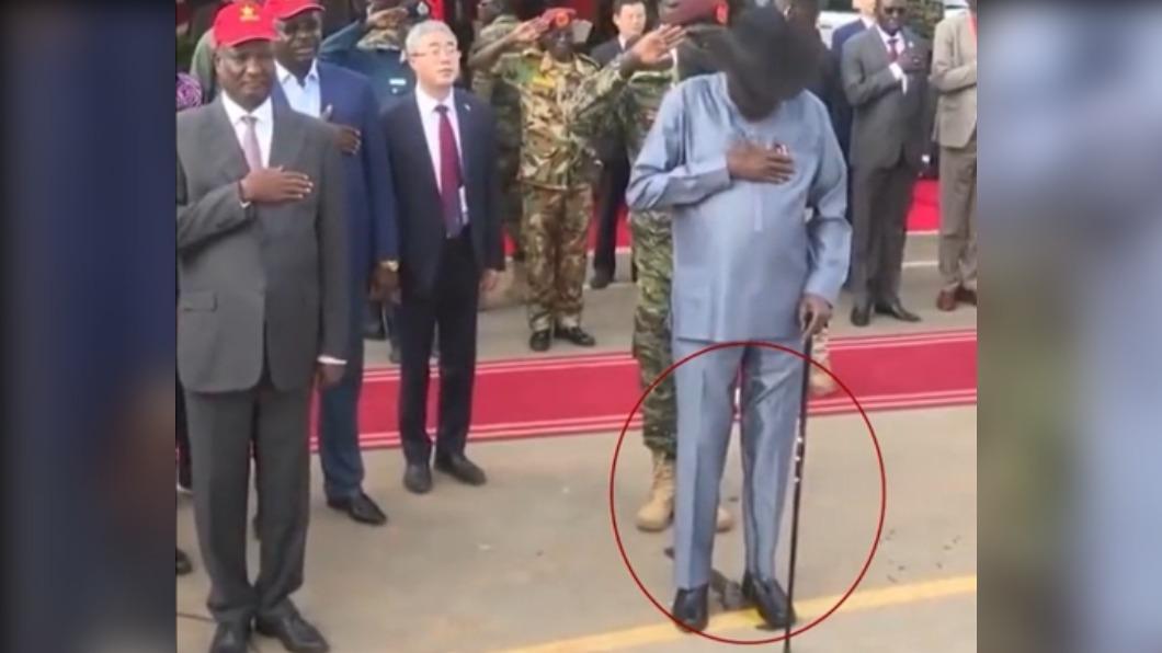 71歲的南蘇丹總統馬爾迪（Salva Kiir Mayardit），13日出席一場全程直播的落成典禮時意外失禁。（圖／翻攝自 推特@gchahal）