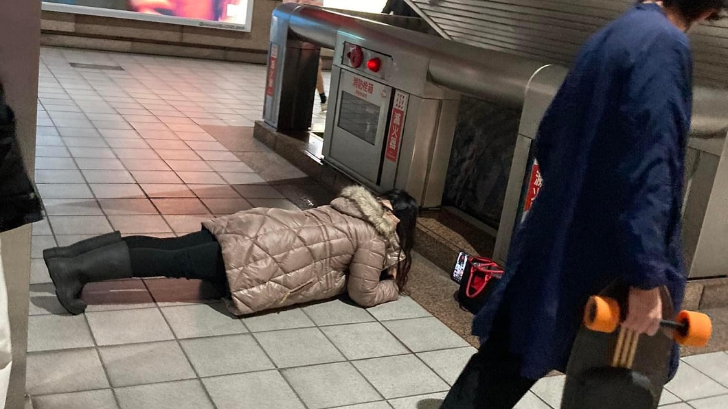 有網友分享日前在捷運站看到一名女子竟然在做棒式運動。（圖／翻攝自爆廢公社二館）