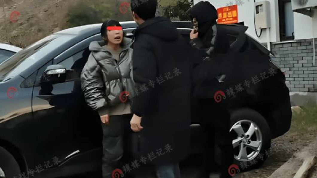 浙江一名人妻和陌生男子車內幽會被丈夫抓包。（圖／翻攝自搜狐新聞）
