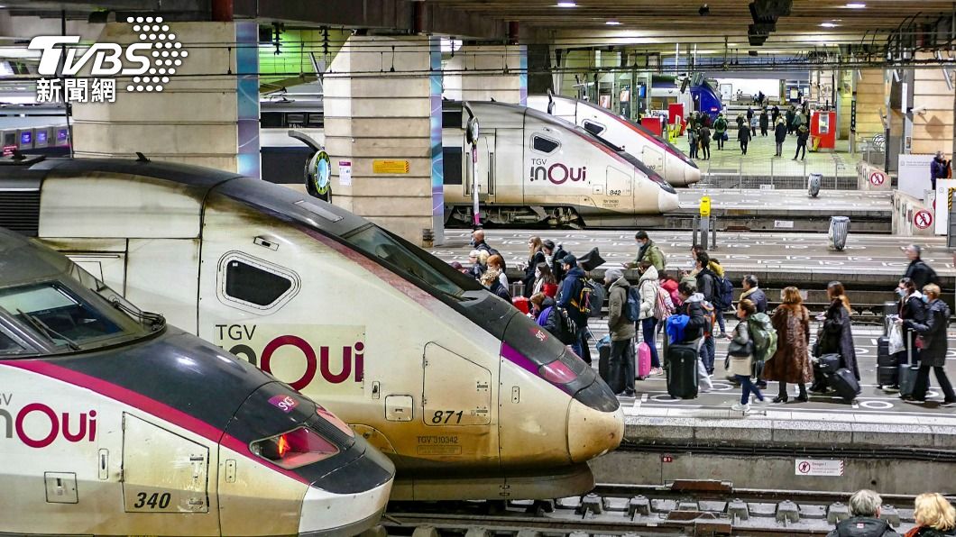 法國國家鐵路公司部分員工宣布在耶誕假期前夕罷工。（圖／達志影像美聯社）