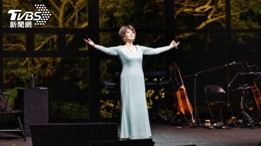 蔡琴在雲門綠劇場開唱，觀眾齊唱生日快樂歌。（圖／中央社）