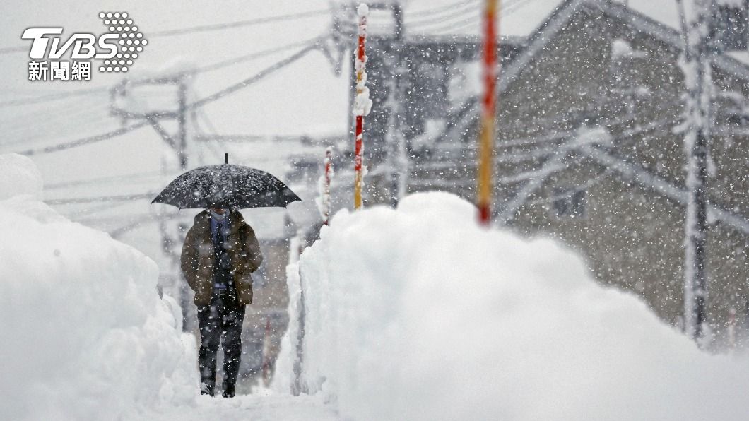 日本全國多處降下大雪，厚厚的積雪、道路結冰更讓交通陷入混亂。（圖／達志影像路透社）